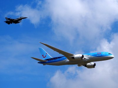 PH-TFK ArkeFly Boeing 787-8 Dreamliner with F16 pic2