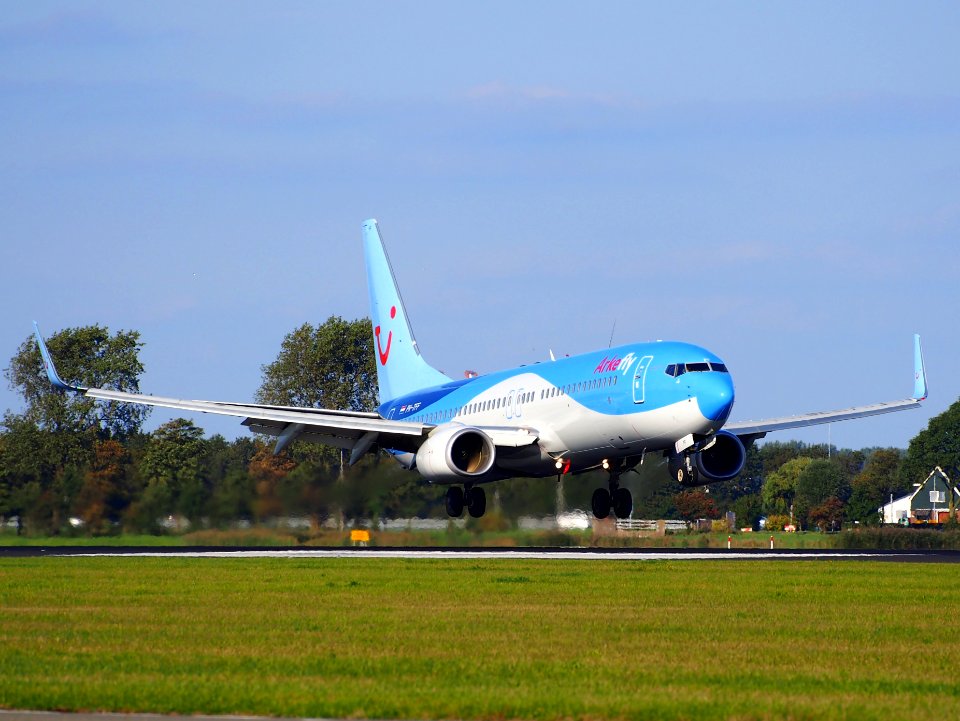 PH-TFF ArkeFly Boeing 737-86N(WL) - cn 35220 landing pic1