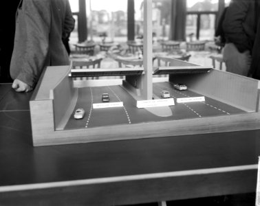 Persdag IJtunnel, maquette zuidelijke toegang tot de IJtunnel met zonwerend roos, Bestanddeelnr 916-9772