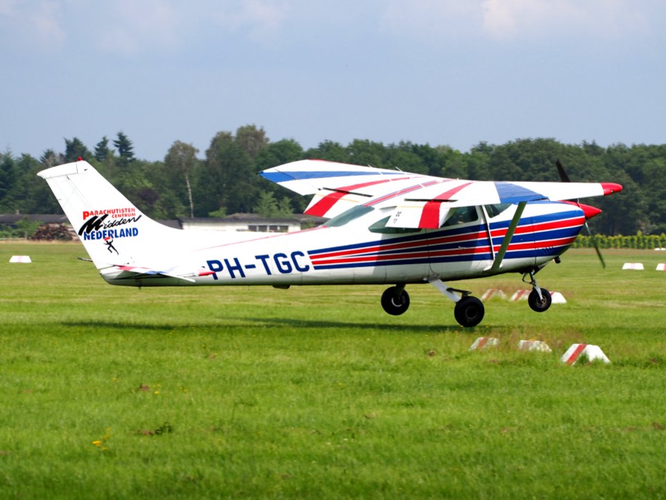 PH-TGC (ex PH-AXS), Cessna 182R Skylane II, landing at Hilversum Airport (ICAO EHHV), photo5