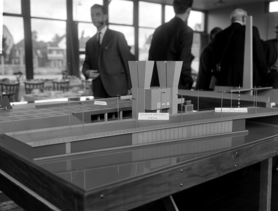 Persdag IJtunnel, maquette van het zuidelijk ventilatiegebouw op voorgrond Prins, Bestanddeelnr 916-9771
