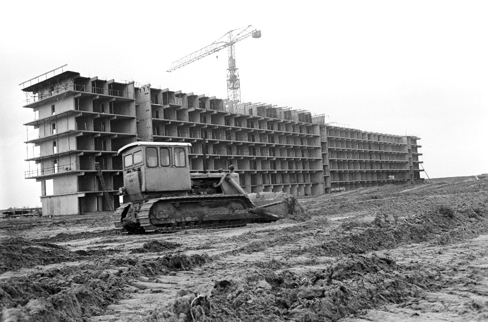 Persexcursie Bijlmermeer. De eerste flat schiet al aardig op, Bestanddeelnr 920-8223