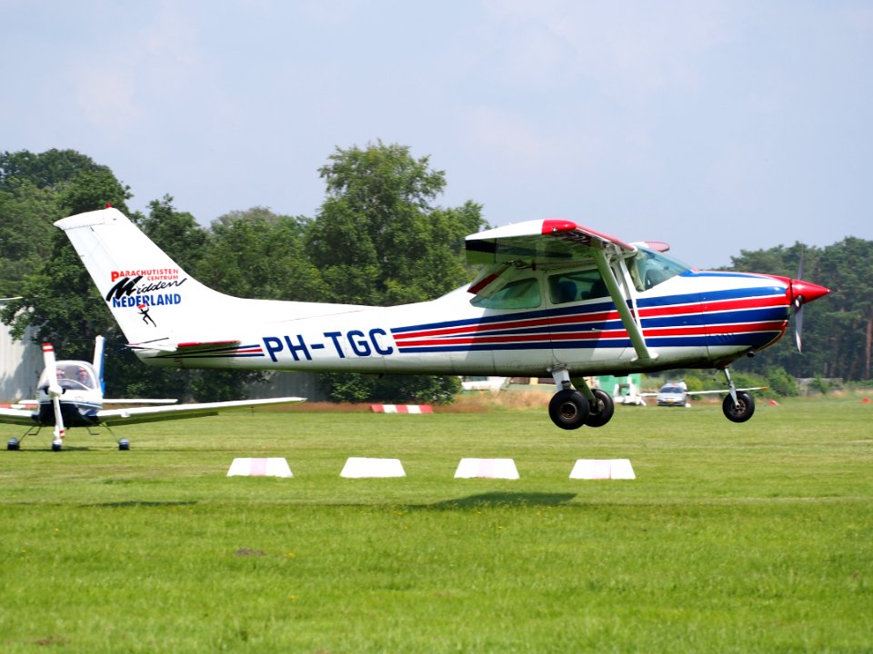 PH-TGC (ex PH-AXS), Cessna 182R Skylane II, at Hilversum Airport (ICAO EHHV), photo2