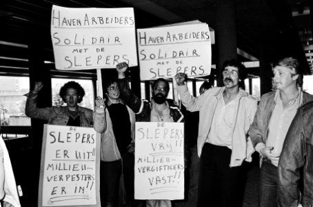 Picket line voor het Ahoy complex in Rotterdam uit protest tegen de daar te houd, Bestanddeelnr 930-8589