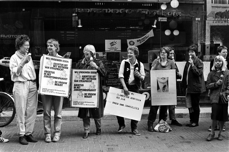 Picket-line door Wij Vrouwen Eisen in Leidsestraat in Amsterdam tegen abortusp, Bestanddeelnr 932-0854