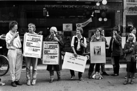 Picket-line door Wij Vrouwen Eisen in Leidsestraat in Amsterdam tegen abortusp, Bestanddeelnr 932-0854