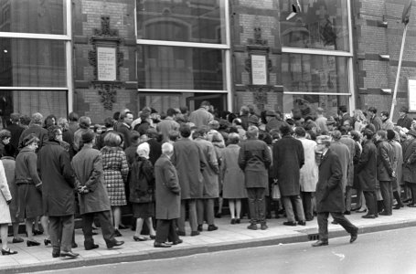 Picasso-tentoonstelling in de rij voor het Stedelijk Museum, Bestanddeelnr 920-1367