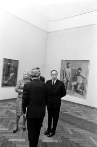 Picasso-tentoonstelling in de rij voor het Stedelijk Museum, Bestanddeelnr 920-1374