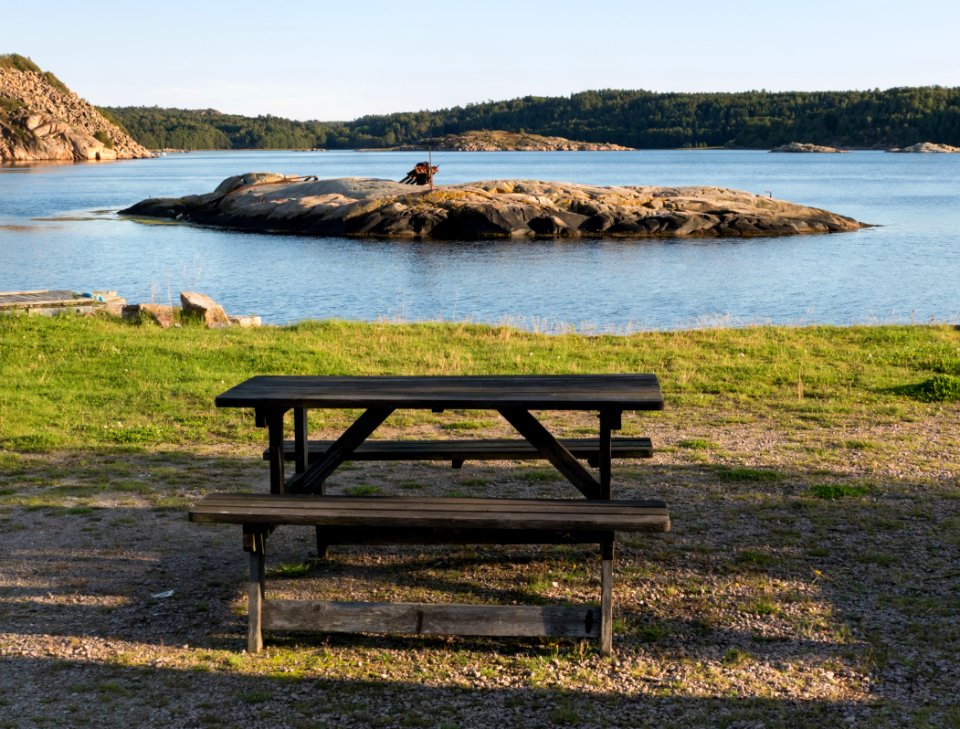 Picnic bench at Lahälla 2