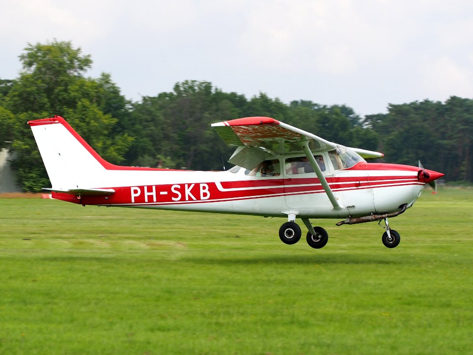 PH-SKB Reims F172N Skyhawk II at Hilversum Airport (ICAO EHHV) photo3
