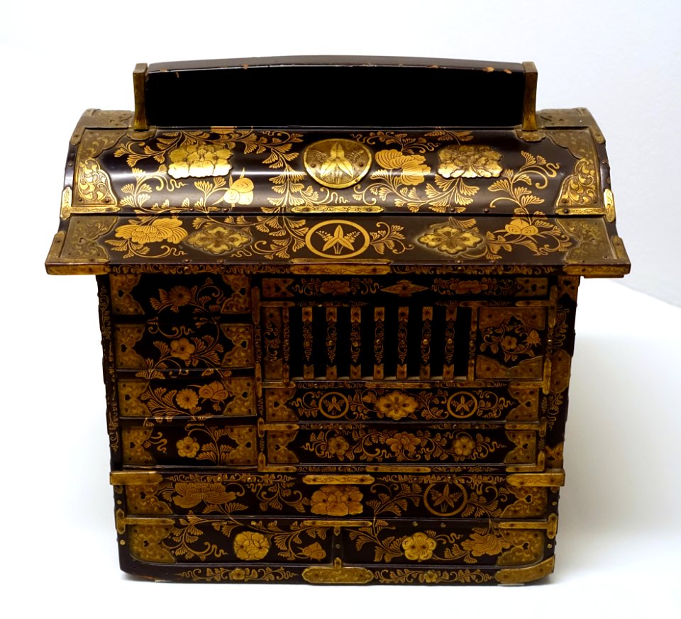 Picnic box in palanquin shape, Japan, Edo period, 1603-1868 AD, wood, black lacquer, maki-e, metal fittings - Linden-Museum - Stuttgart, Germany - DSC03551