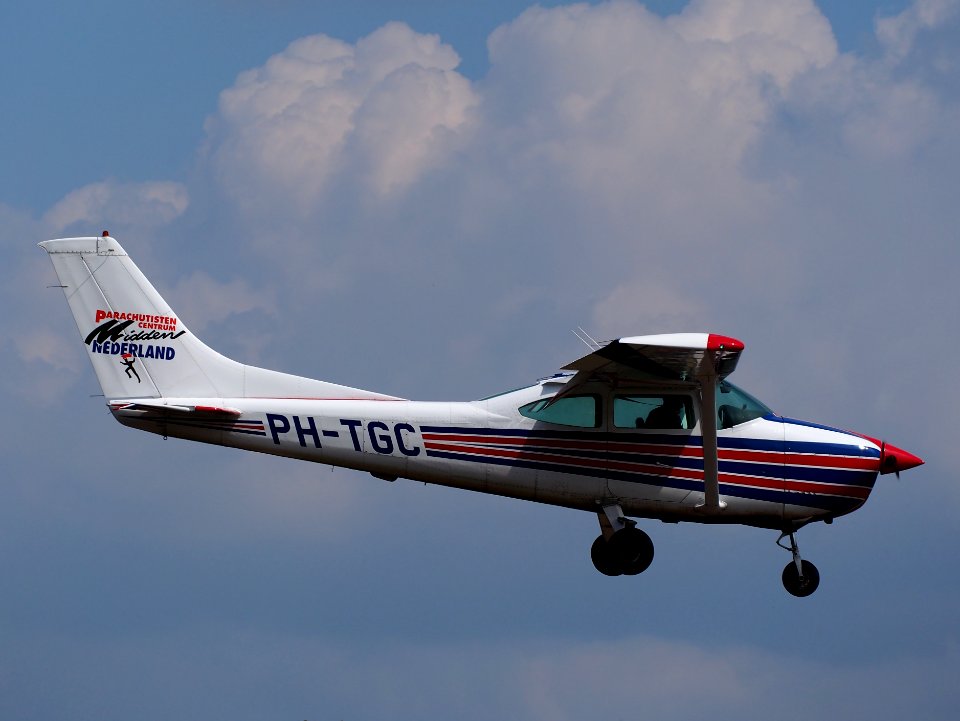 PH-TGC (ex PH-AXS), Cessna 182R Skylane II, at Hilversum Airport (ICAO EHHV), photo10