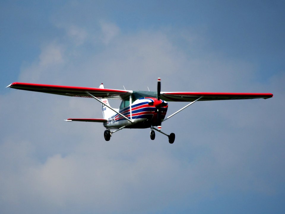 PH-TGC (ex PH-AXS), Cessna 182R Skylane II, landing at Hilversum Airport (ICAO EHHV), photo6