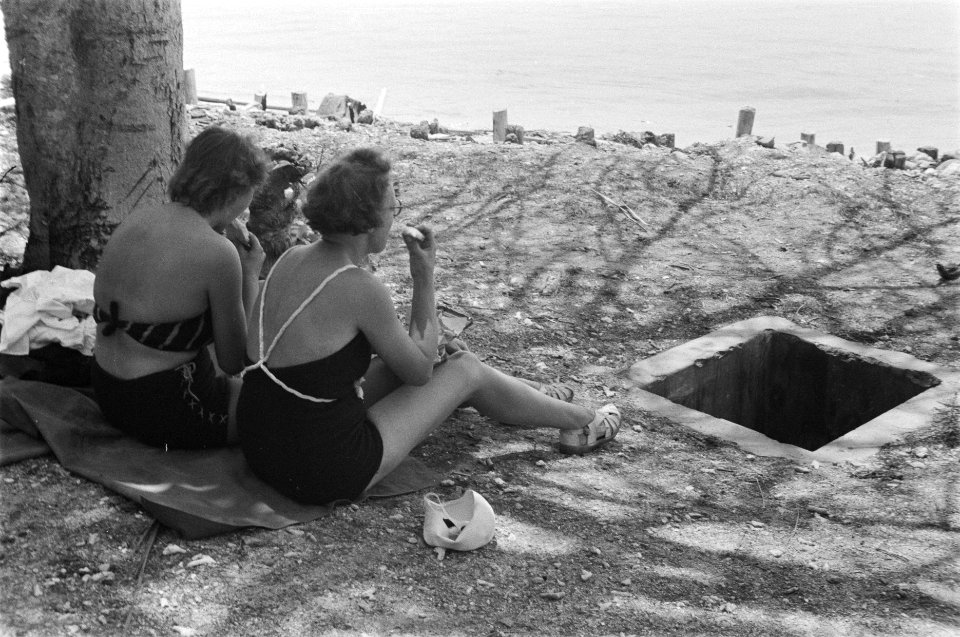 Picknickende dames in badpak en bikini, Bestanddeelnr 105A-4-4