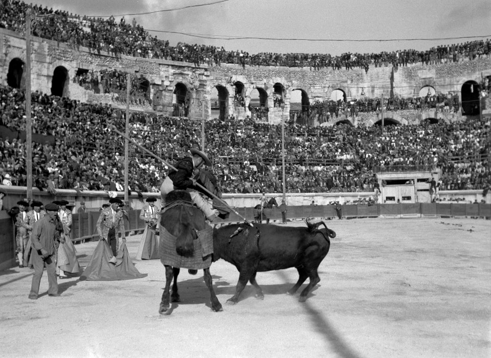 Picador steekt stier met lans, links de torero's, Bestanddeelnr 191-0409