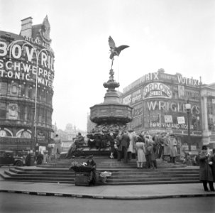 Piccadilly Circus met de Eros-fontein, Bestanddeelnr 254-1969