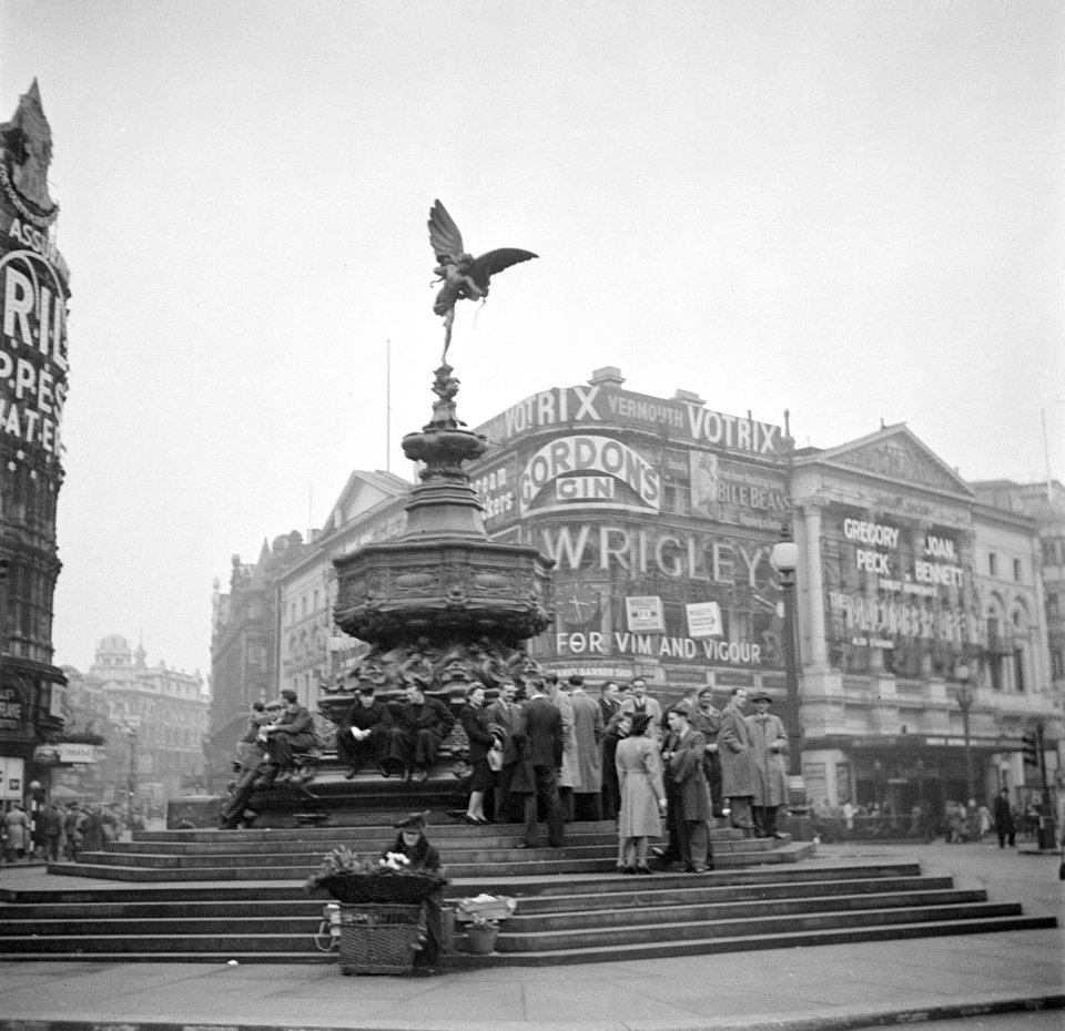 Piccadilly Circus met de Eros-fontein, Bestanddeelnr 254-1968