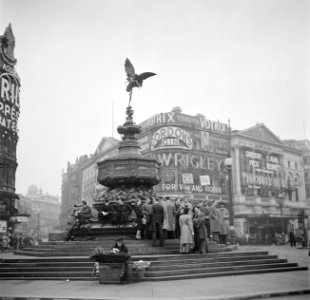Piccadilly Circus met de Eros-fontein, Bestanddeelnr 254-1968
