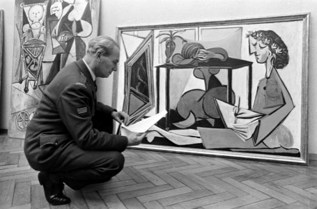 Picassos in Stedelijk Museum, douane-personeel controler kisten en inhoud, Bestanddeelnr 920-1092