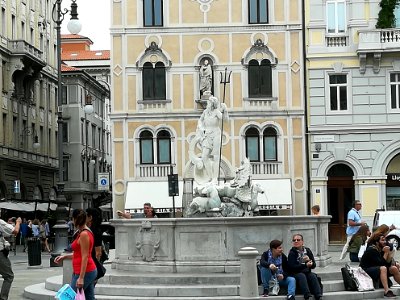 Piazza della Borsa (Trieste) 08