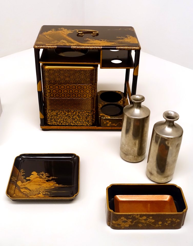 Picnic set, Japan, Edo period, 1603-1868, wood, black lacquer, nashiji, gold and silver maki-e, gilt copper - Linden-Museum - Stuttgart, Germany - DSC03554