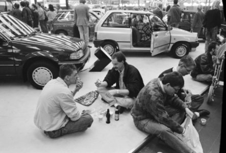 Picknicken tussen de auto's, Bestanddeelnr 934-4000