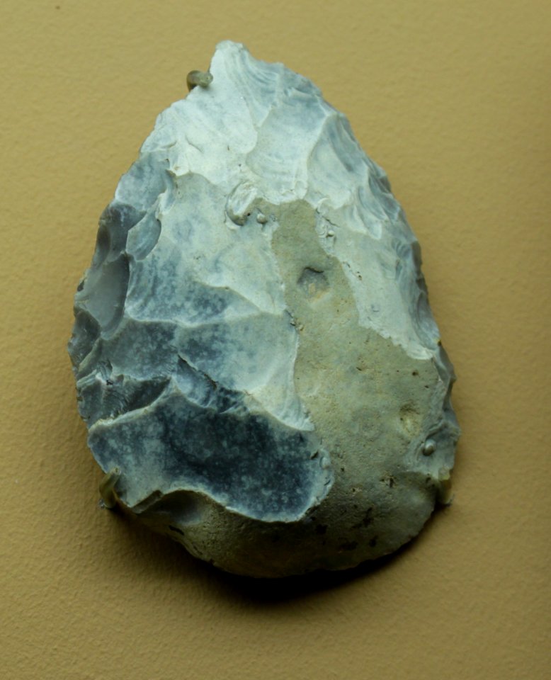 Pièce bifaciale sur éclat Saint-Acheul Archéologie Nationale 01042018