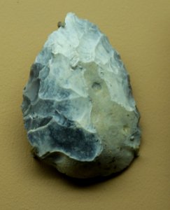 Pièce bifaciale sur éclat Saint-Acheul Archéologie Nationale 01042018