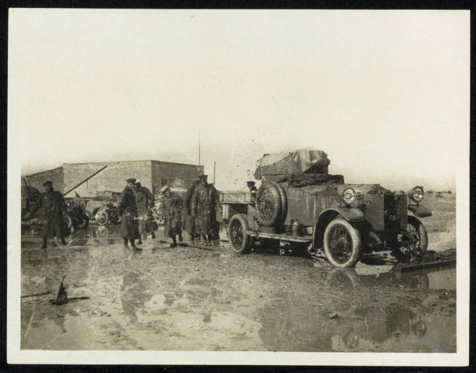 Picture illustrates the difficulties upon which the armoured car section had to , Bestanddeelnr 158-1542