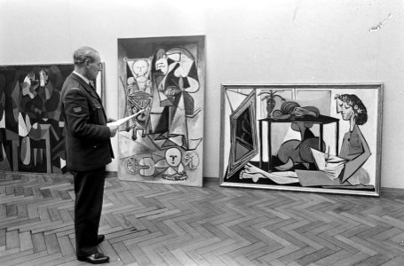 Picassos in Stedelijk Museum, een ambtenaar van douane bij het uitpakken der kis, Bestanddeelnr 920-1091