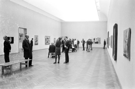 Picasso-tentoonstelling in de rij voor het Stedelijk Museum, overzichten binnen, Bestanddeelnr 920-1369