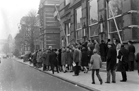 Picasso-tentoonstelling in de rij voor het Stedelijk Museum, Bestanddeelnr 920-1368