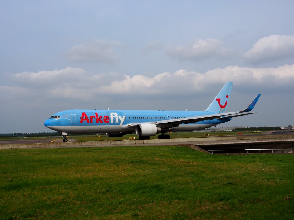 PH-OYI ArkeFly Boeing 767-304(ER)(WL) - cn 29138 taxiing 14july2013 pic-003