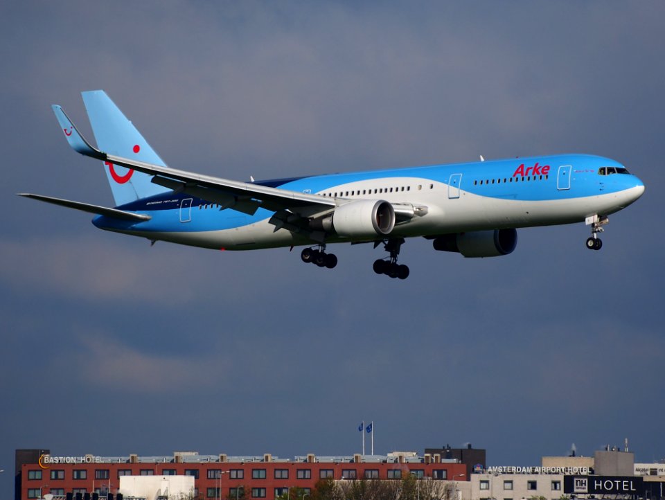 PH-OYI landing at Schiphol (AMS - EHAM), The Netherlands, pic3