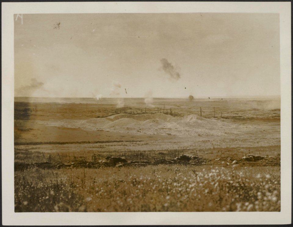 Photograph showing the scene of the succesful British advance at La Boiselle. Th, Bestanddeelnr 158-2312