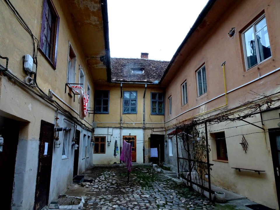 Piata Sfatului nr 10 curte