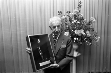 Pianist Arthur Rubinstein ontvangt gouden tulp van RCA, Amsterdam, Arthur Rubins, Bestanddeelnr 925-1172