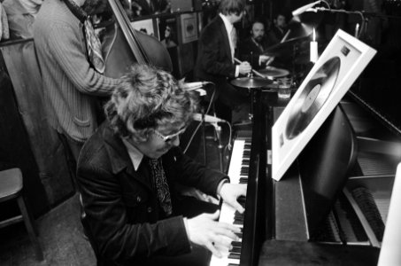 Pianist Louis van Dijk krijgt eerste Gouden LP in jachthaven Van Dijk , Oost-Loo, Bestanddeelnr 924-1910