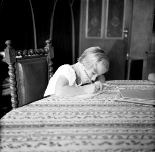 Pia Struycken, dochter van de gouverneur, aan het schrijven in afwachting van de, Bestanddeelnr 252-2876