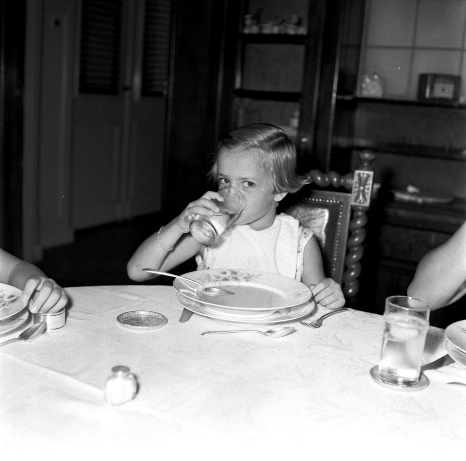 Pia Struycken, dochtertje van de gouverneur, aan het diner, Bestanddeelnr 252-2834