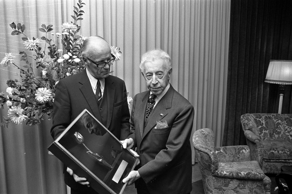 Pianist Arthur Rubinstein ontvangt gouden tulp van RCA, Amsterdam, Arthur Rubins, Bestanddeelnr 925-1174
