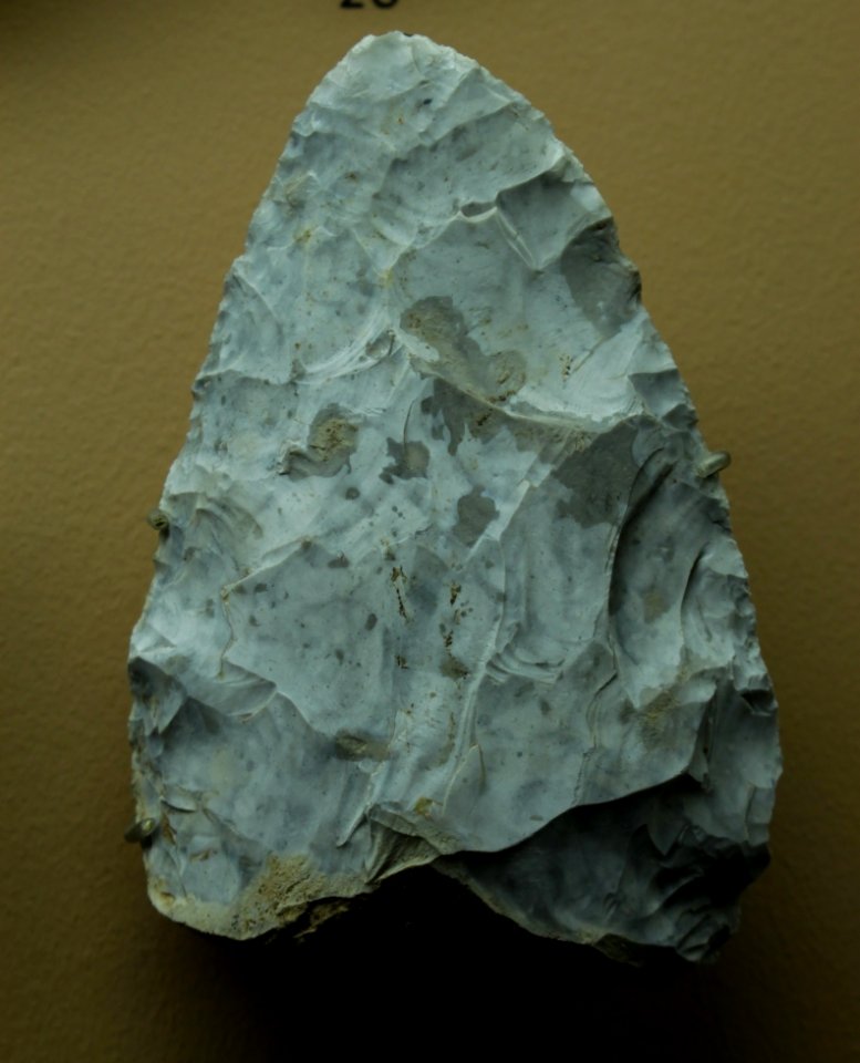 Pièce bifaciale Saint-Acheul La Garenne Archéologie Nationale 01042018
