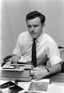 Piet Smolders aan zijn typemachine, Bestanddeelnr 922-6502