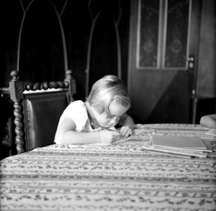 Pia Struycken, dochter van de gouverneur, aan het schrijven in afwachting van de, Bestanddeelnr 252-2874