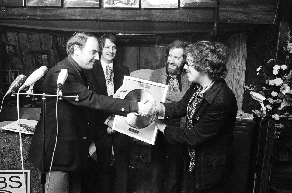 Pianist Louis van Dijk krijgt eerste Gouden LP in jachthaven Van Dijk , Oost-Loo, Bestanddeelnr 924-1908