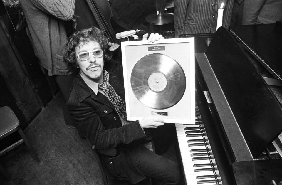Pianist Louis van Dijk krijgt eerste Gouden LP in jachthaven Van Dijk , Oost-Loo, Bestanddeelnr 924-1907