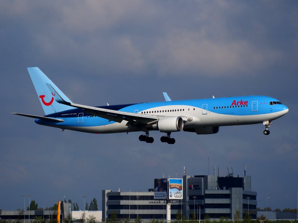 PH-OYI landing at Schiphol (AMS - EHAM), The Netherlands, pic4