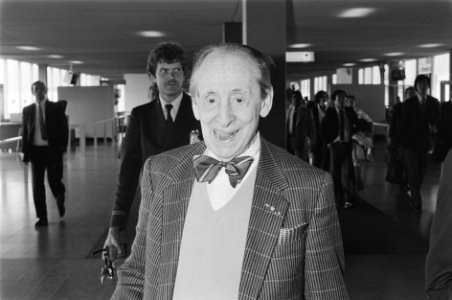 Pianist Horowitz arriveert op Schiphol voor concert in Amsterdam (links directeu, Bestanddeelnr 933-9841