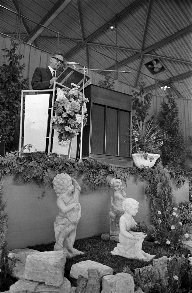 Pieter Alons, luitenant-generaal b.d. spreekt tijdens de bijeenkomst in Hilversu, Bestanddeelnr 923-6381
