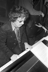 Pianist Louis van Dijk krijgt eerste Gouden LP in jachthaven Van Dijk , Oost-Loo, Bestanddeelnr 924-1909